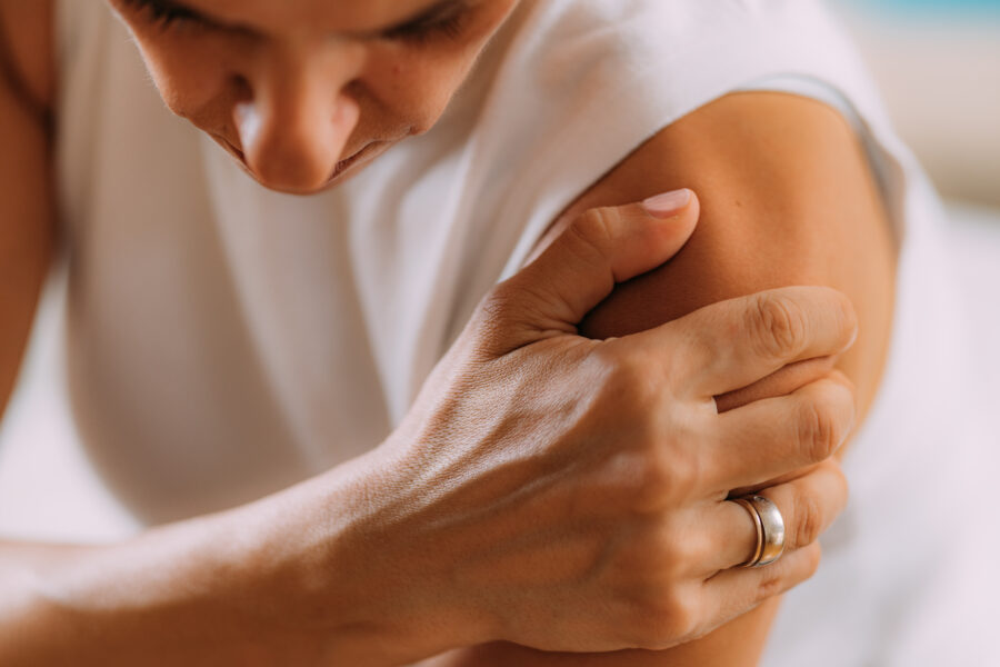 Frozen shoulder symptoms causing pain and stiffness in the shoulder joint. Treatment in Doncaster, Lincoln & Newark.